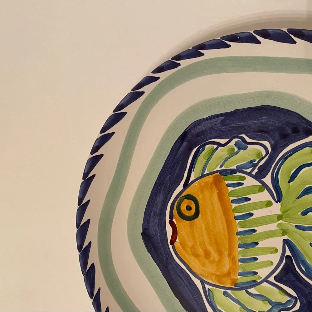 ITALY PLATE HAND PAINTED POTTERY FISH WHITE BLUE GREEN HOME DINING LUNCHEON